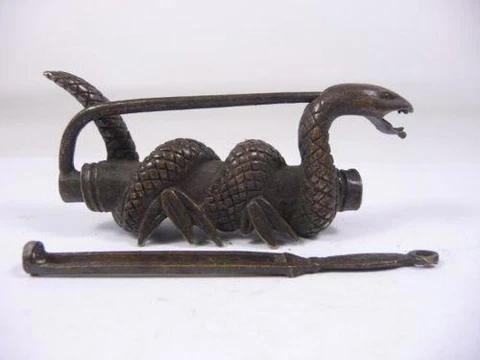 CHINESE VINTAGE HAND WORK COPPER SNAKE SHAPED LOCK AND KEY Cover