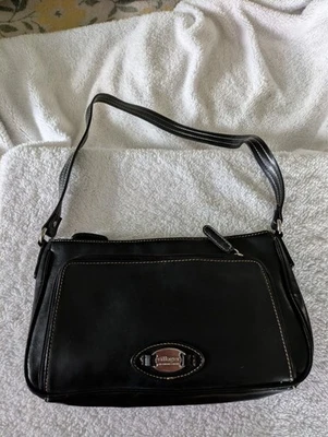 Cartera sin asas Villager Liz Claiborne para mujer pequeña negra con cremallera con correa de asa Foto 1 de 4