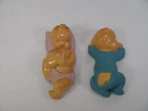 VINTAGE BABY JUNGE & MÄDCHEN KREIDE KINDERZIMMER WAND HÄNGEN REGAL SITTER 1940ER #9 - Bild 1 von 5
