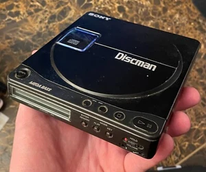 VTG 1989 SONY DISCMAN D-9 PORTABLE CD PLAYER MEGA BASS POWERS ON - Picture 1 of 4