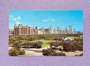 Hermosa ciudad postal Downtown Skyline and Grant Park, Chicago Illinois - Imagen 1 de 2