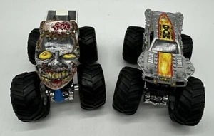 Oferta de 2 camiones 1:64 Zombie & Max D Monster Jam Hot Wheels excelente estado - Imagen 1 de 8
