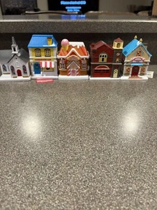 5 Kopfsteinpflaster Ecken Weihnachten Miniaturen beleuchtet Feuerhaus Cafe Süßigkeiten Kunststoff - Bild 1 von 8