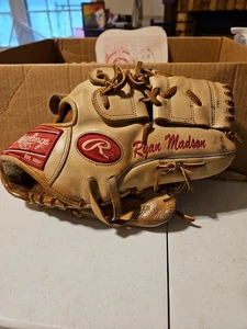 Ryan Madson Rawlings Game Used Baseball Glove Signed With Inscription - Picture 1 of 6
