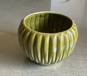 Vtg McCoy Pottery Avocado Green Planter Vase #685 Ribbed Design Round Globe - Picture 1 of 5