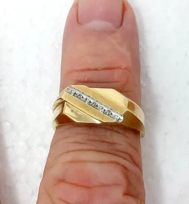 Anillo de diamantes con conjunto de canales de oro amarillo de 10 k para hombre talla 10 Foto 1 de 4