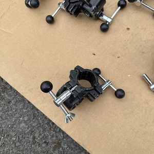 Abrazadera de conector de tubo de ángulo recto para rack de tambor. Plata. Tubo de 1,5”. Junta de unión T - Imagen 1 de 7