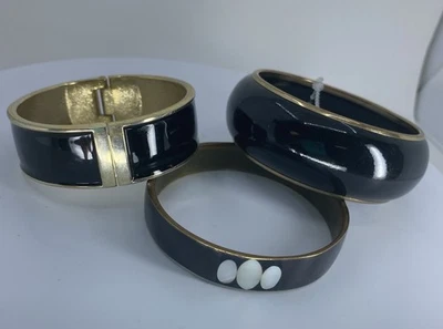 Elegantes pulseiras de punho de esmalte preto e dourado 3 peças, 1 com recurso de esfregão - Imagem 1 de 4