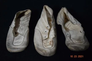 3 antike Vintage Kinder Baby Schnürschuhe weiße Schuhe (ein Paar und ein Ersatz) Puppe - Bild 1 von 2
