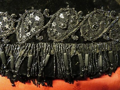 CAPE d'EPAULES Victorienne 1880 VELOURS NOIR BRODERIES &PAMPILLES PERLES en JAIS - Photo 1/4