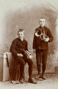 Antikes Jungen Messing Horn Kabinett Foto Altsaxophon Kornett Hastings NE 1890-1900er - Bild 1 von 8