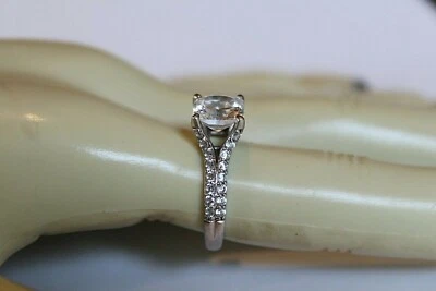 ANILLO ORO BLANCO 14K 7,5 MM CIRCONITA CÚBICA CON DETALLES LATERALES MÚLTIPLES TAMAÑO 6,25, 3,1 GRAMOS Foto 1 de 4