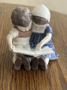 COLLECTIBLE B&G MADE IN DENMARK BOY & GIRL READING PORCELAIN FIGURINE - Picture 1 of 7