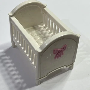 Fisher Price Loving Family Puppenhaus Baby Mädchen rosa Stubenwagen Kinderbett - Bild 1 von 2