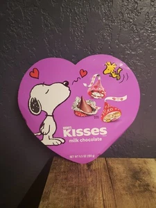 HERSHEY'S Valentine Snoopy Milk Chocolate Kisses in Heart Shaped Box 6.5 Ounce - Picture 1 of 3