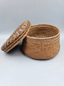 Vtg. Hand Woven Sweetgrass Lidded Basket Dark Brown & Brown Herringbone Pattern - Picture 1 of 16