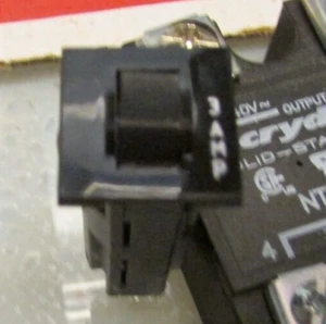Interruptor de circuito térmico TE Connectivity W28-XQ1A-3 Push Cur-Rtg 3A Snap-In Front P - Imagen 1 de 6