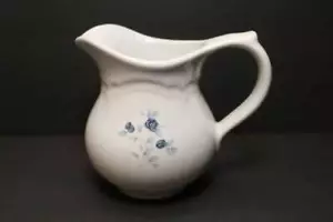 Jarra de flor de rosa azul crema poesía brillante de Pfaltzgraff té café leche - Imagen 1 de 9