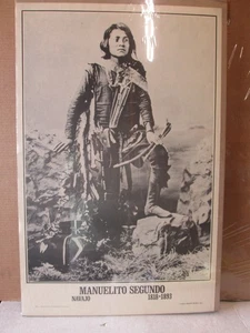 MANUELITO SEGUNDO NAVAJO 1818-1893 POSTER VINTAGE RITRATTO INDIANO 1973 CNG3474 - Foto 1 di 5