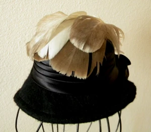 Vintage schwarzer Wollfilz Puppenhut mit Federn - Bild 1 von 13