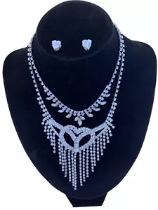 Collana Orecchini Vintage Strass Forma Cuore E Stile Bavaglino Tono Argento MCM - Foto 1 di 12