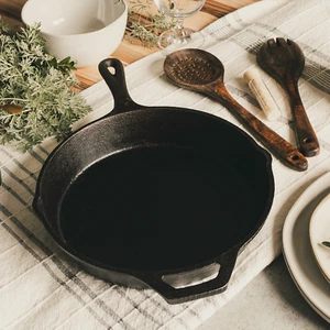 Backcountry Iron 10-1/4 Inch Round Medium Pre-Seasoned Cast Iron Skillet - Imagen 1 de 8