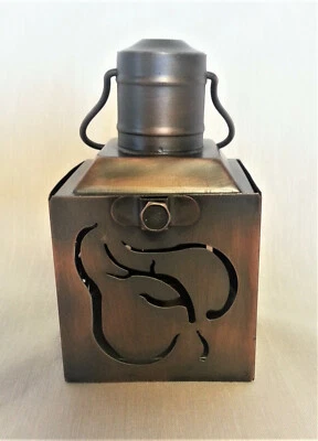 Linterna pequeña de metal, acabado de cobre antiguo, motivo de hojas talladas Foto 1 de 4