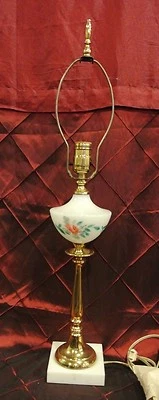  Lámpara vintage de latón blanco vidrio leche pintada a mano base de mármol Foto 1 de 4