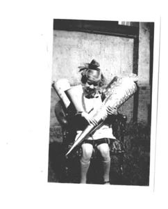 Mädchen mit drei Schultüten Schulanfang Einschulung Altes Foto Vintage - Bild 1 von 2