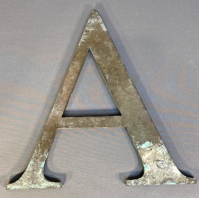 Letrero de construcción vintage letra A bronce latón alfabeto arquitectónico 8." alto Foto 1 de 4