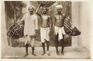 Postal RPPC Foto Real India Coolies Trabajadores Contratados India - Imagen 1 de 2
