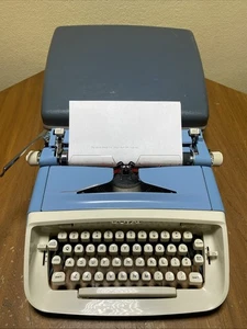 VINTAGE ROYAL SAFARI BLUE & WHITE MANUAL PORTABLE TYPEWRITER WITH CASE - Picture 1 of 19