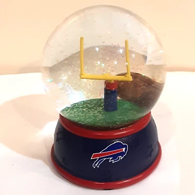 BUFFALO BILLS GOAL POST & FOOTBALL 5.5" GLOBO DE NEVE DE VIDRO MEMORY COMPANY MANCAVE - Imagem 1 de 4