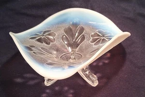 Dugan White Opalescent Daisy and Plume footed Novelty Bowl - Picture 1 of 2
