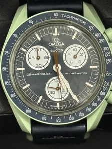 OMEGA X SWATCH Moonswatch Speedmaster Mission on Earth 42mm SO33G100 - Bild 1 von 9