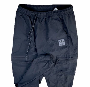 Pantalones de Carga Adidas Originales ID96 Entrenamiento Técnico Trifolio Atlético Hombres Talla L Negros - Imagen 1 de 9