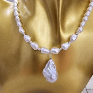 Collar blanco de perlas naturales de agua dulce, con gran colgante de perlas barrocas - Imagen 1 de 2