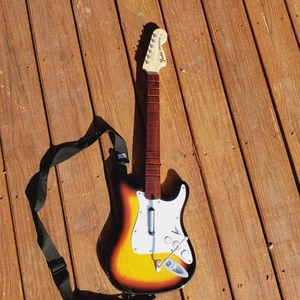 Chitarra e tracolla vintage RockBand Harmonix modello Fender Stratocaster NWGTS2 FUNZIONANTE - Foto 1 di 12