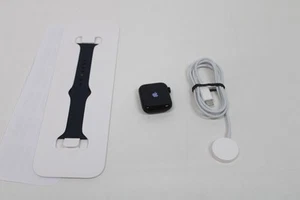 Apple Watch SE 2024 40mm Midnight Aluminium Case with Midnight Sport Band - S/M - Photo 1/1