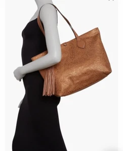Bolso de Mano Tommy Bahama Barbados Cuero Nuevo con Etiquetas $198 CAMEL/DORADO - Imagen 1 de 5