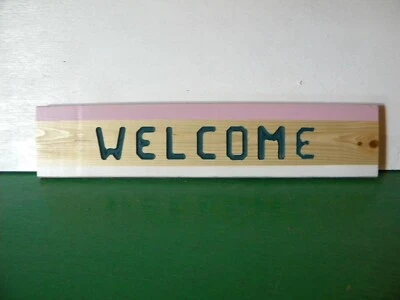 Placa de madeira de pinho "Bem-vindo" natural com listras brancas e rosa e letras pretas - Imagem 1 de 4