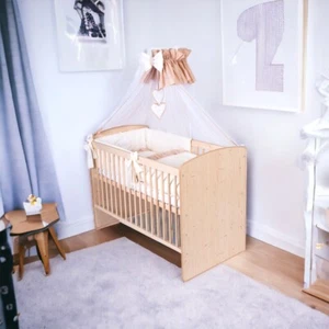 Babybett K2 Naturholzfarbe mit 11tlg Komplett-Set Bettwäsche Matratze Cremig - Bild 1 von 12