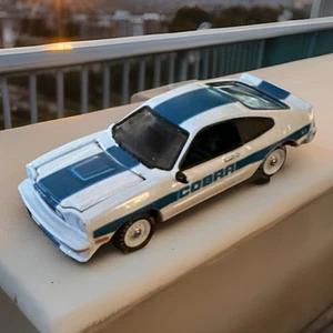 ✨Johnny Lightning✨Ford Mustang Cobra II 1978✨blanco azul✨como Charlie’s Angels - Imagen 1 de 4
