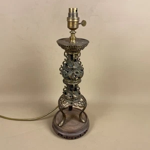 Antigua mesita de noche francesa de latón dorado con luz lateral vintage ornamentada - Imagen 1 de 13