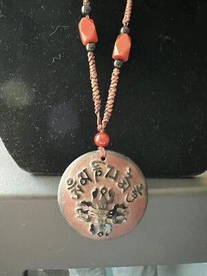 Collar de símbolos misteriosos de vidrio grabado con detalles de piedras preciosas semipreciosas Foto 1 de 4