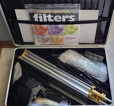 Lowel 3 Light Kit with 3 Uni-Stands and Hard Case - Image 1 of 4