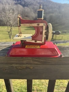Vintage Gateway Junior NP-1 Spielzeug Nähmaschine - rot - dreht sich, braucht Arbeit - Bild 1 von 24