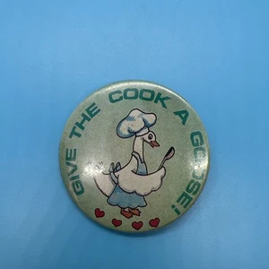GIVE THE COOK A GOOSE Vintage 1970’s button - Cookin’ in Kitchin - Picture 1 of 2