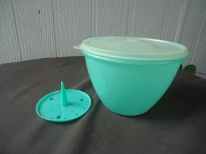 vintage Tupperware jadeite green lettuce keeper crisper with spike 679 - Picture 1 of 3