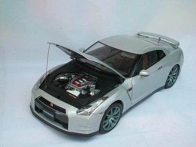 New IXO Models NISSAN GT-R (R35) COUPE 2009 1:8 Model Car Silver 20010106 KidBX - Immagine 1 di 3